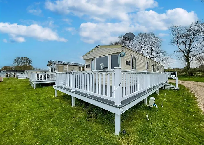 Lovely Caravan With Decking And Free Wifi In Lowestoft Ref 12106B