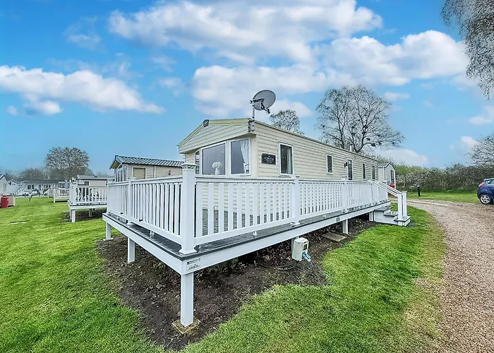 Lovely Caravan With Decking And Free Wifi In Lowestoft Ref 12106B