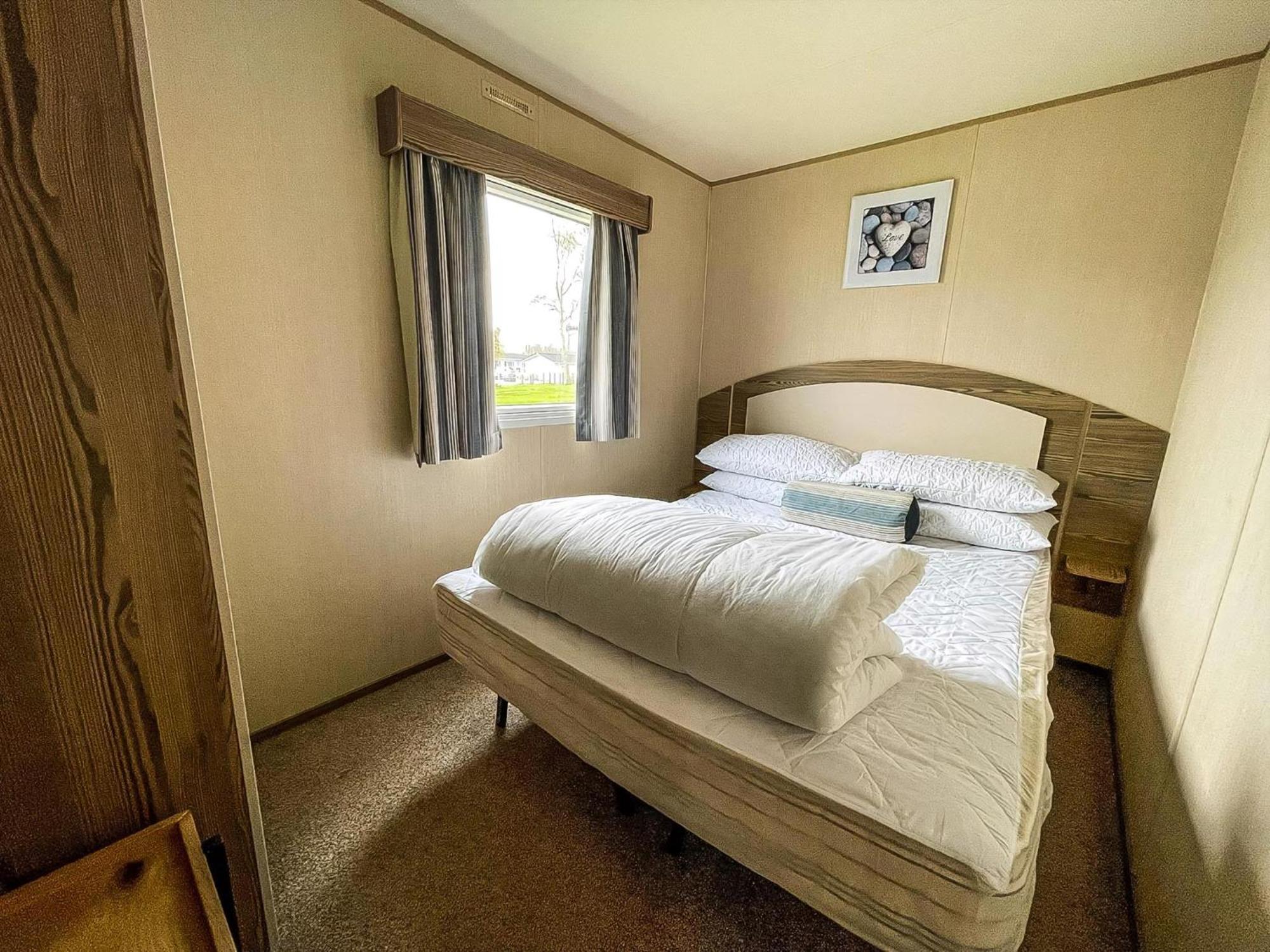 Lovely Caravan With Decking And Free Wifi In Ref 12106b Campsite *