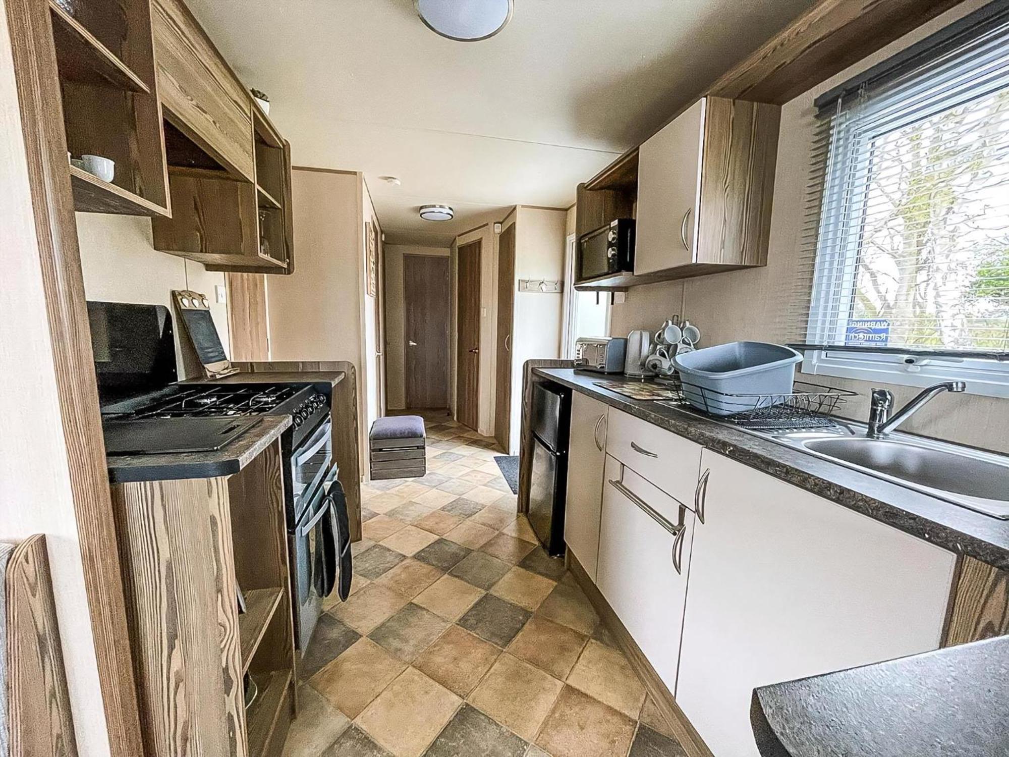 Lovely Caravan With Decking And Free Wifi In Ref 12106b