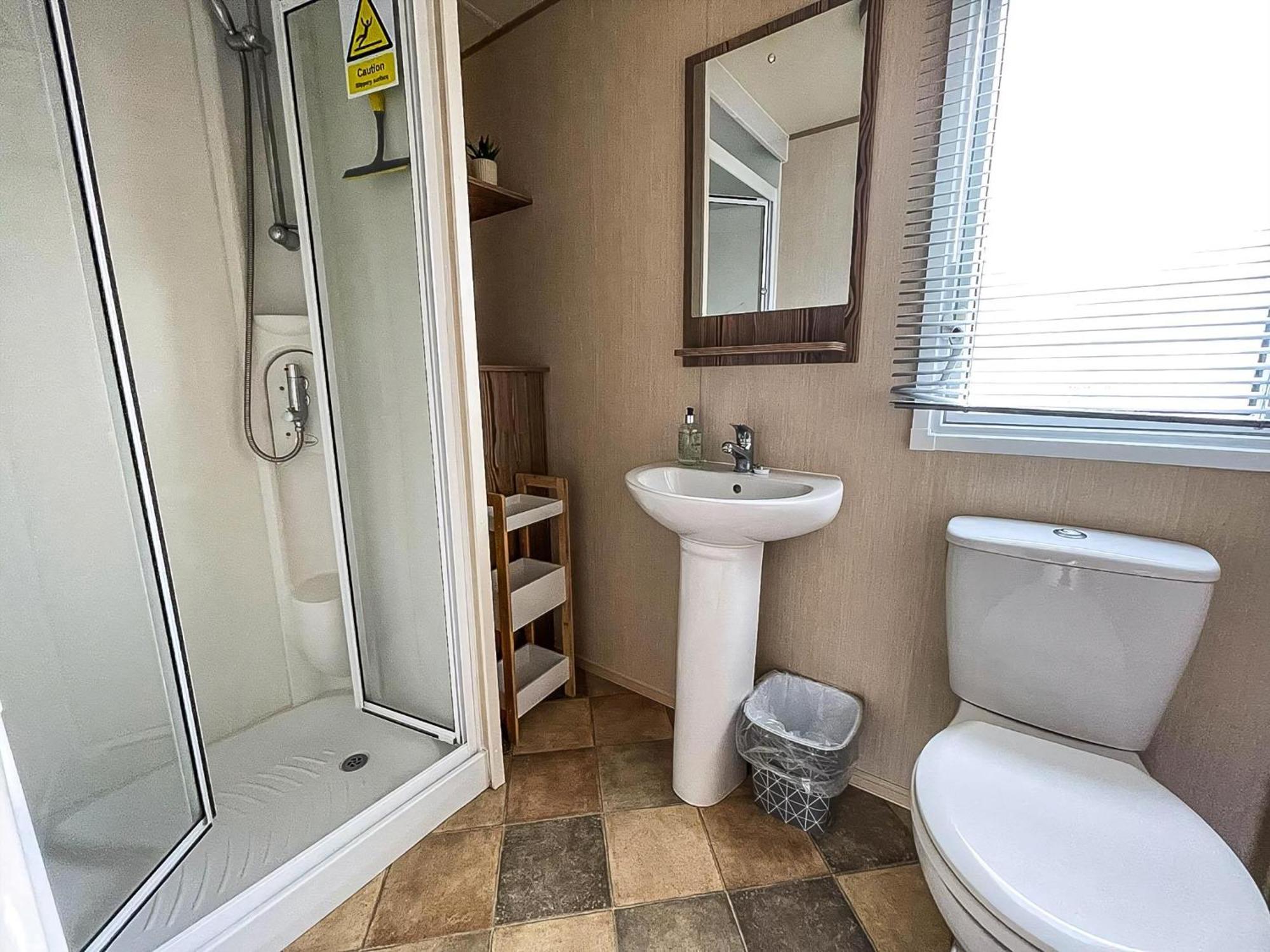 Campsite Lovely Caravan With Decking And Free Wifi In Ref 12106b