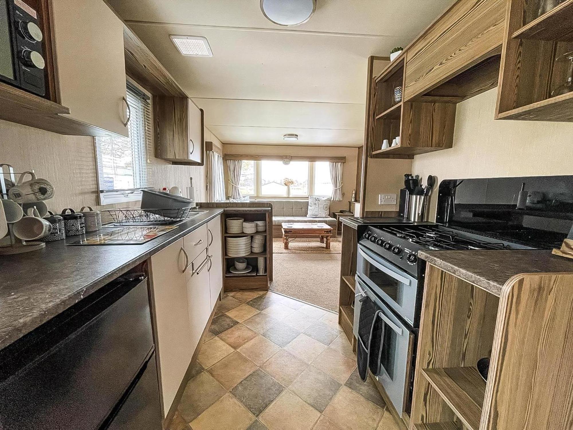 Lovely Caravan With Decking And Free Wifi In Ref 12106b *