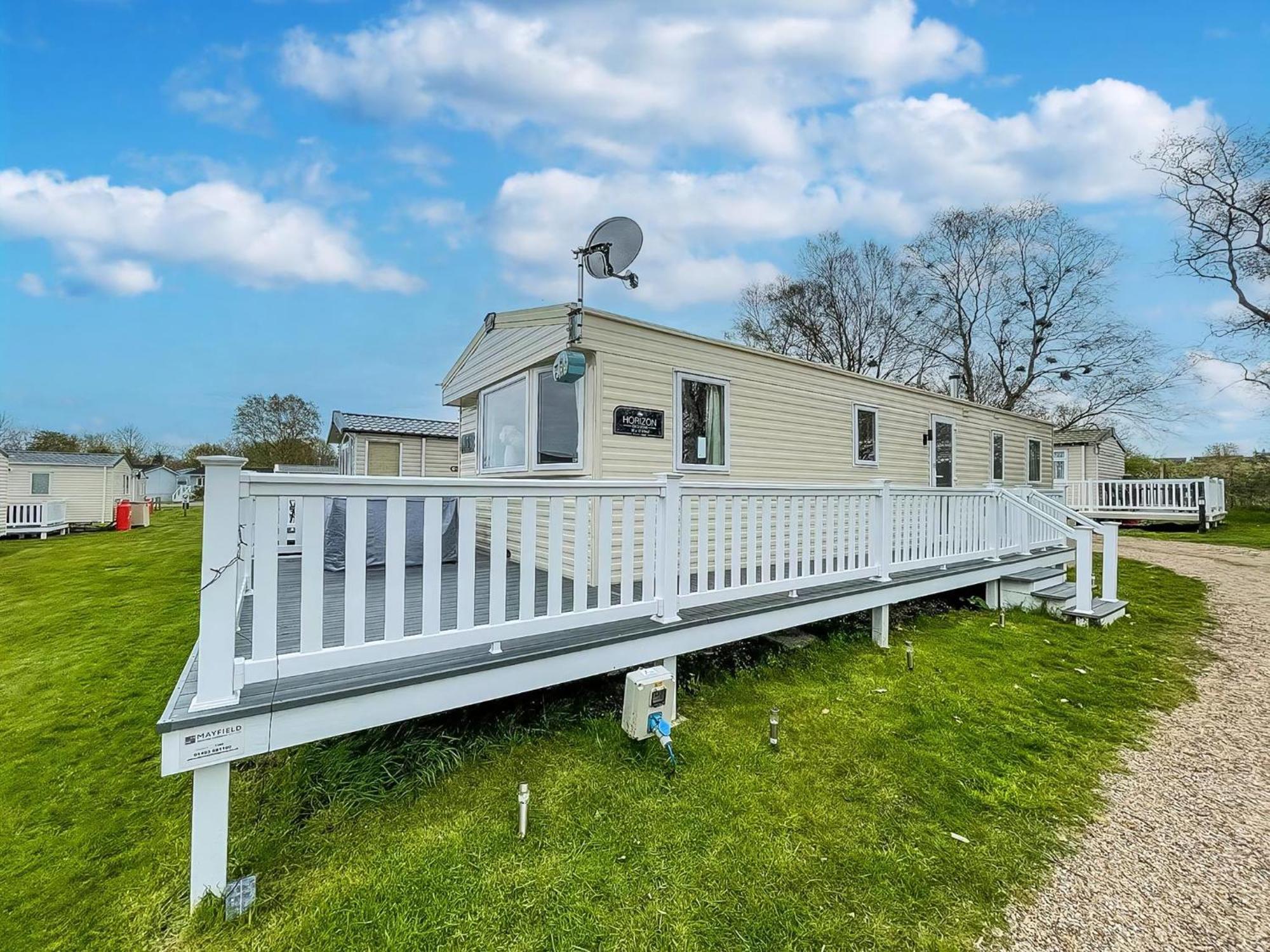 Campsite Lovely Caravan With Decking And Free Wifi In Ref 12106b *