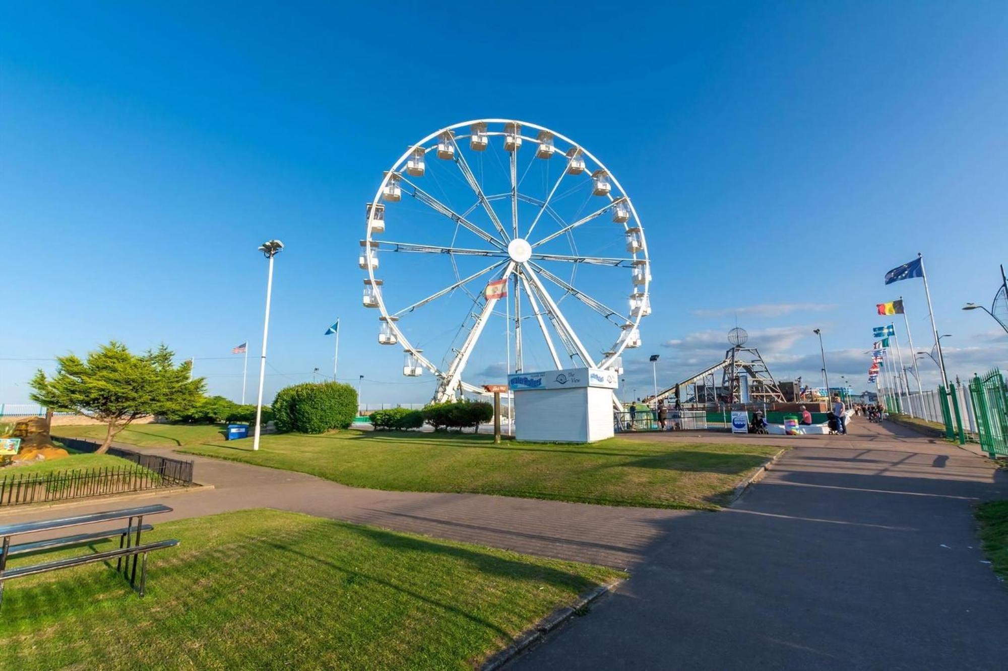 Lovely Caravan With Decking And Free Wifi In Ref 12106b * Lowestoft