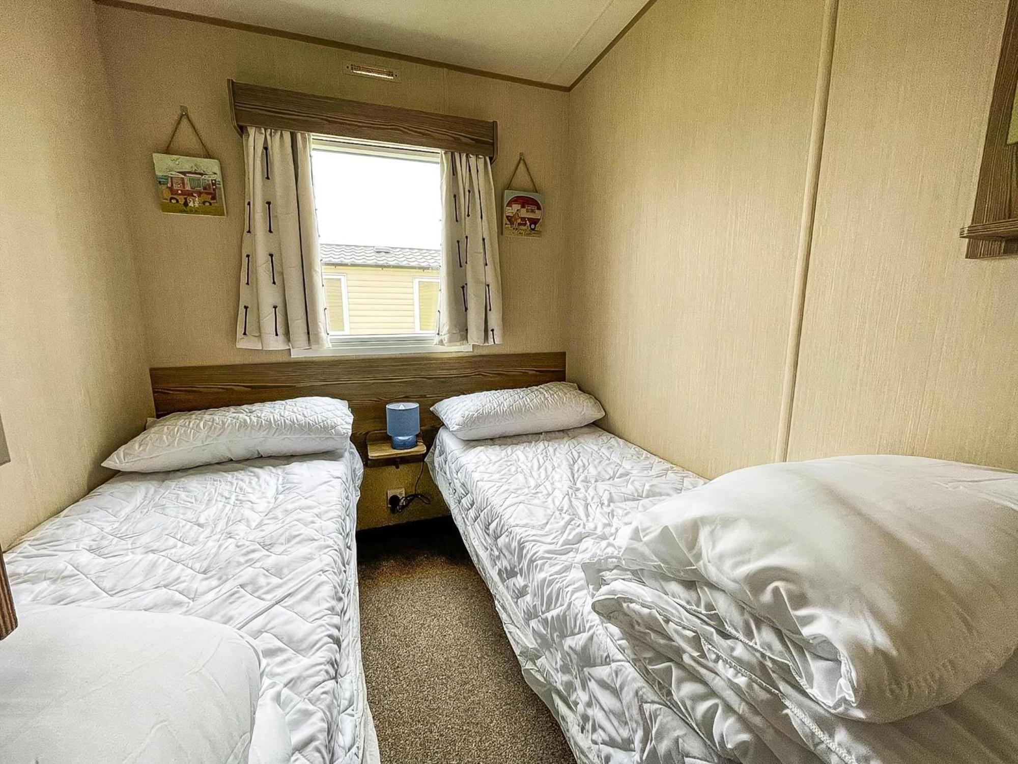 Lovely Caravan With Decking And Free Wifi In Ref 12106b Campsite Lowestoft