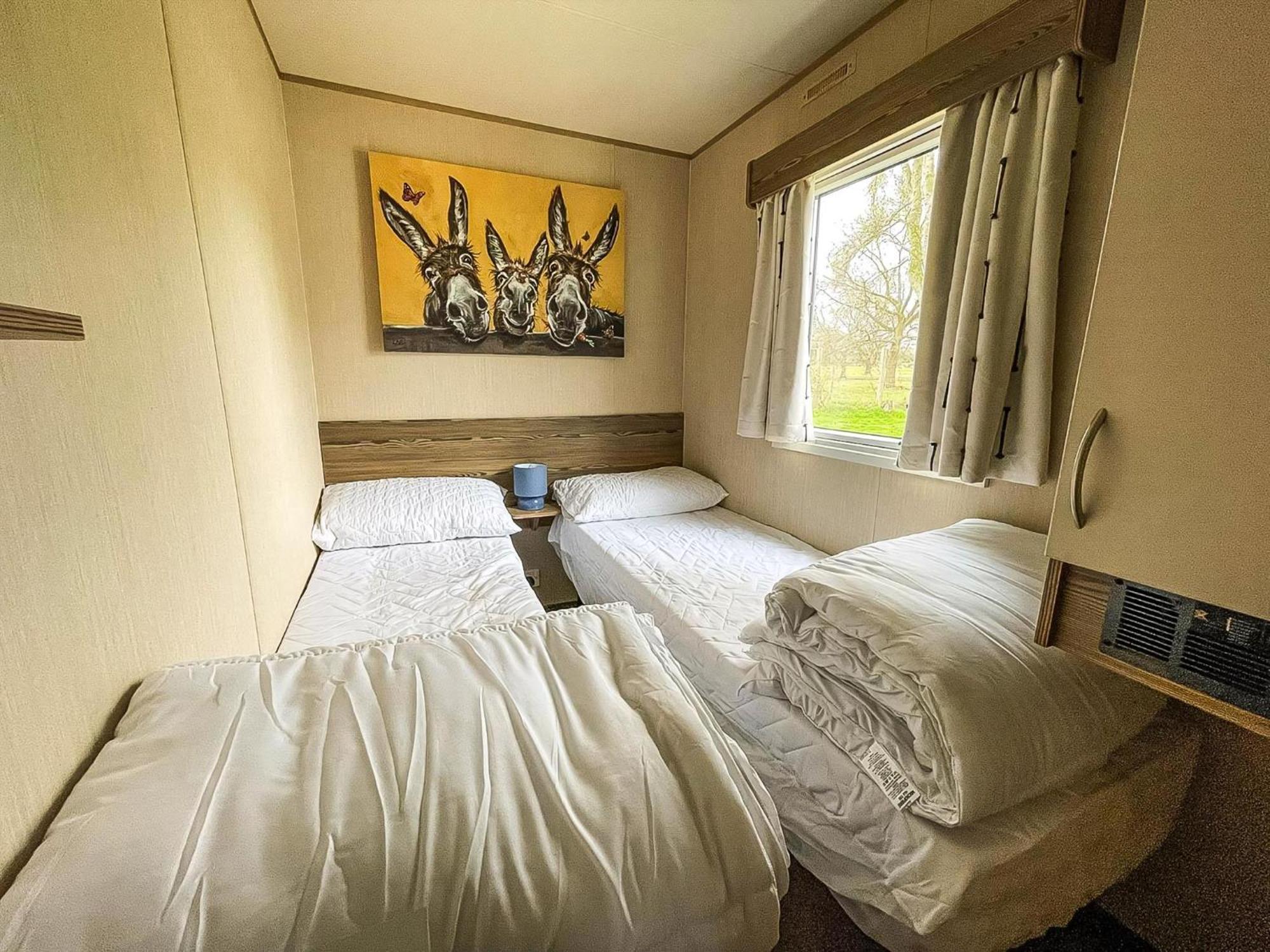 Lovely Caravan With Decking And Free Wifi In Ref 12106b Lowestoft