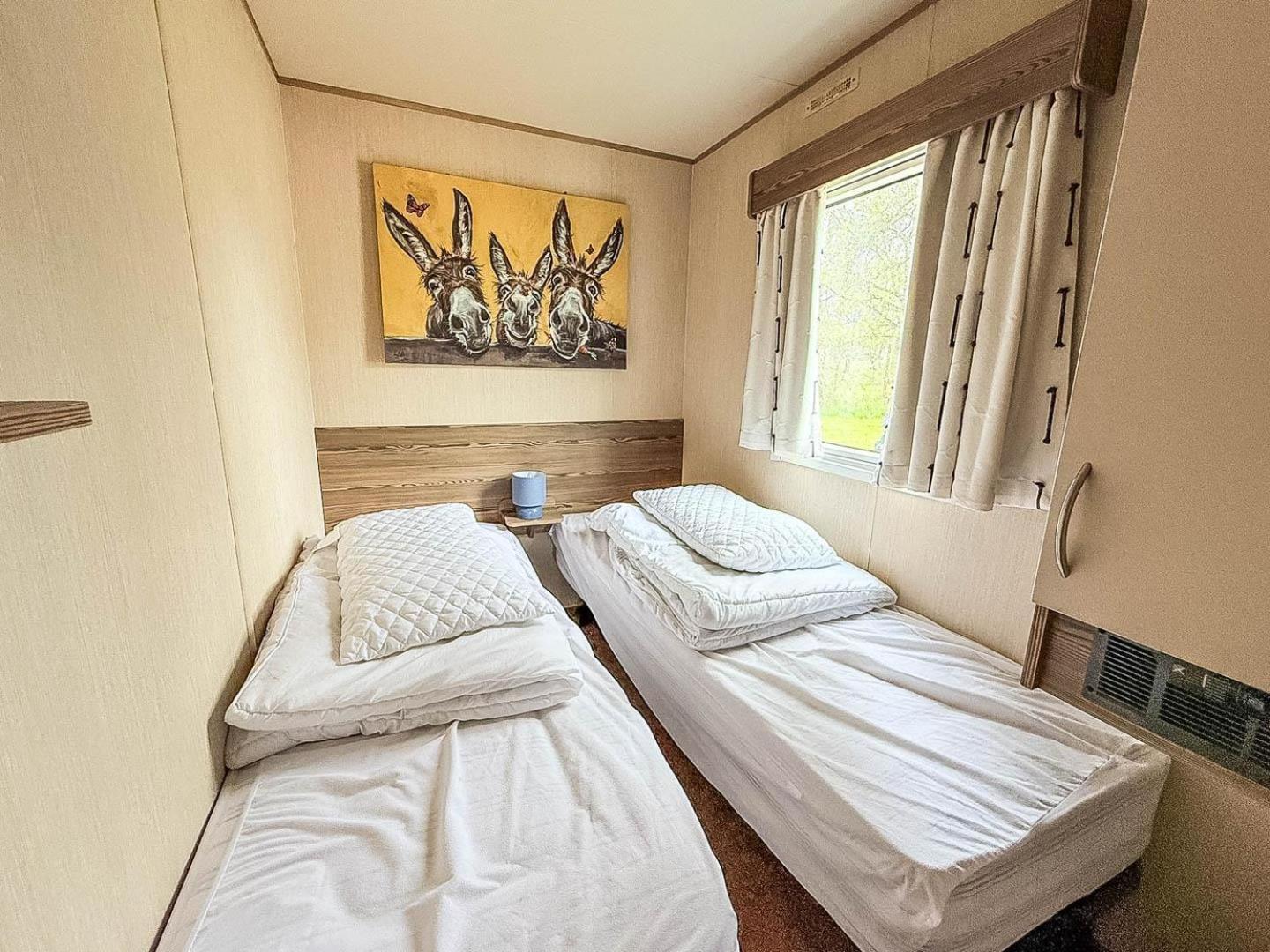 Lovely Caravan With Decking And Free Wifi In Ref 12106b Lowestoft