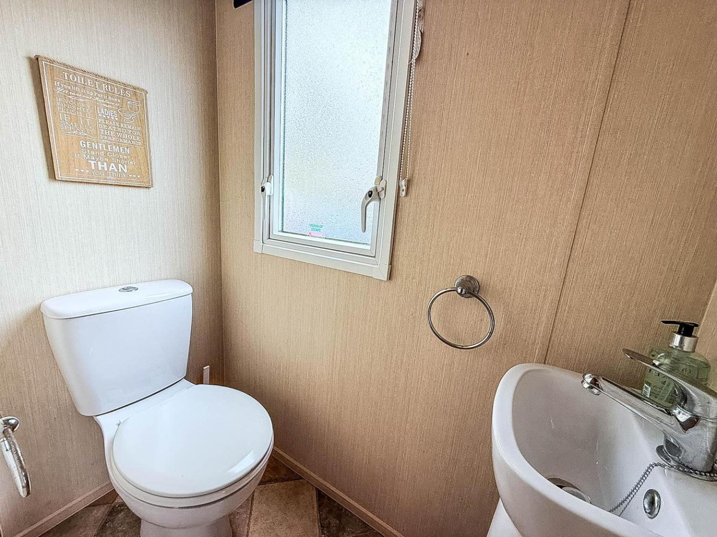 Lovely Caravan With Decking And Free Wifi In Ref 12106b * Lowestoft