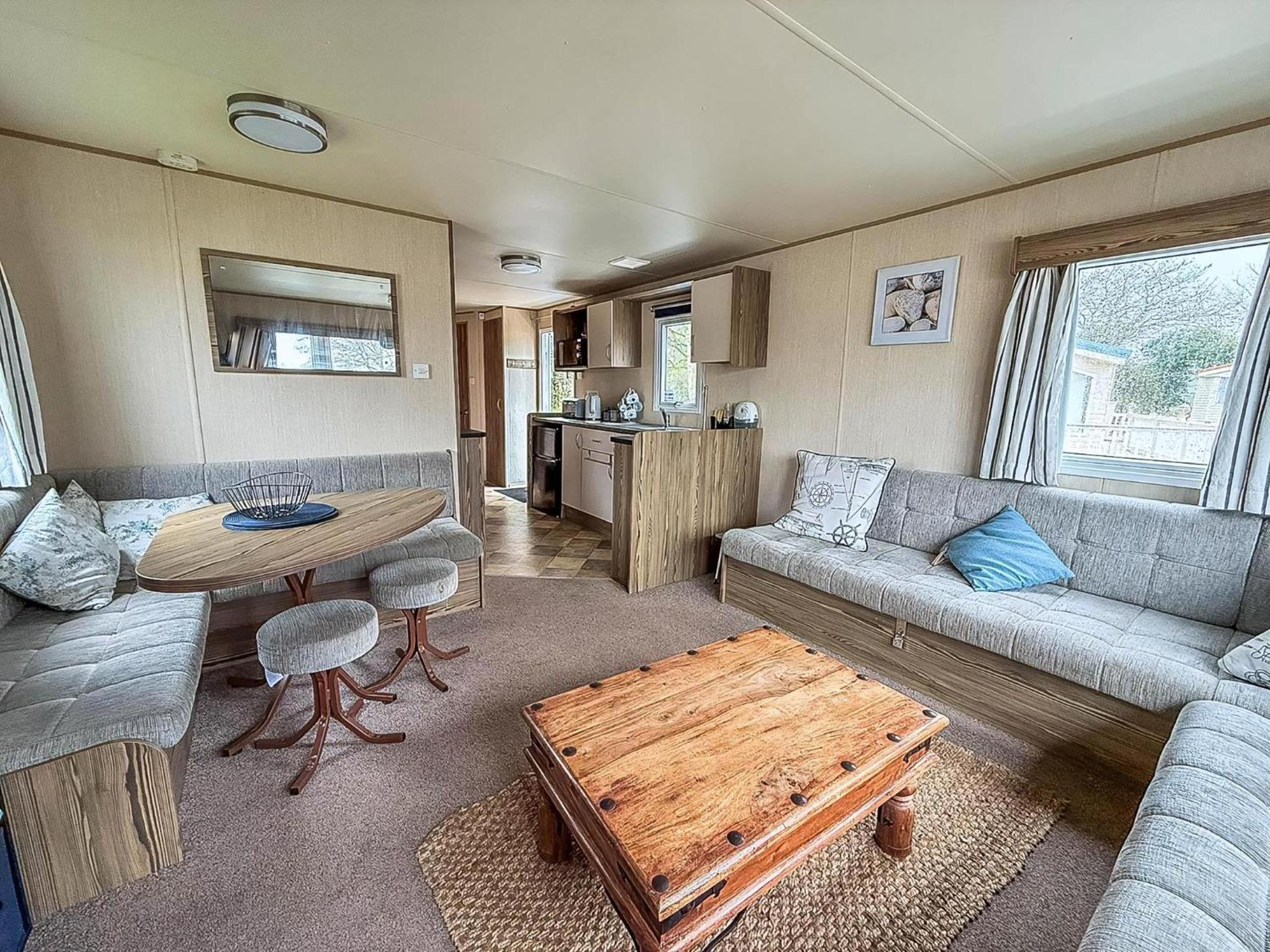 Lovely Caravan With Decking And Free Wifi In Ref 12106b