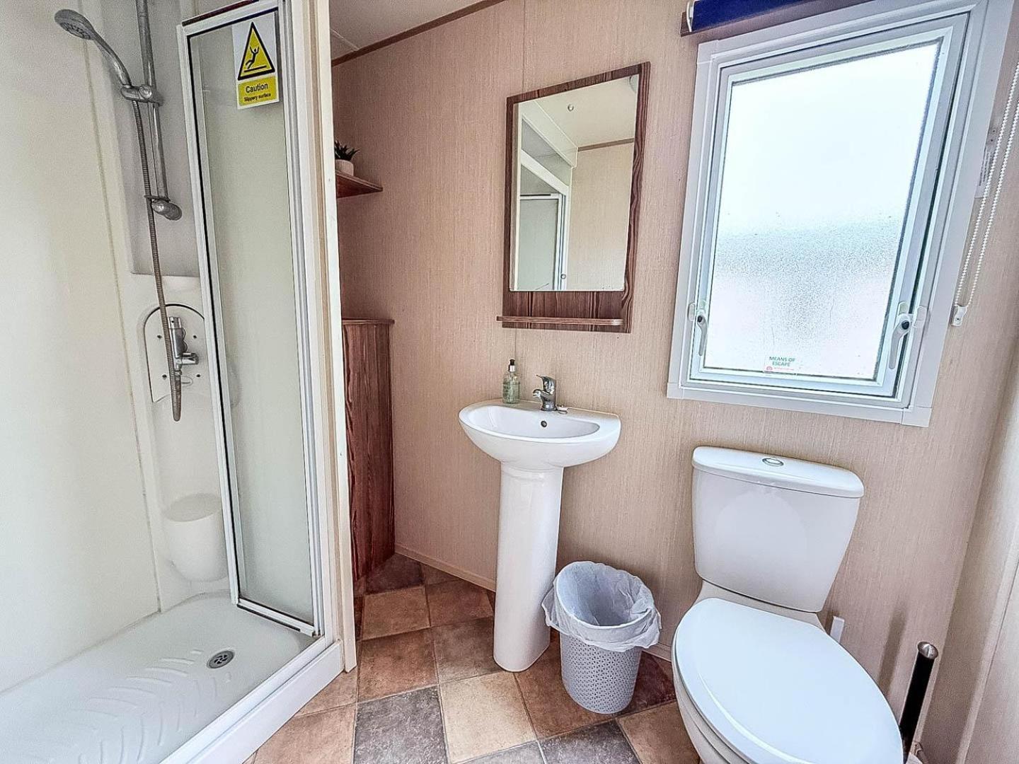 Campsite Lovely Caravan With Decking And Free Wifi In Ref 12106b