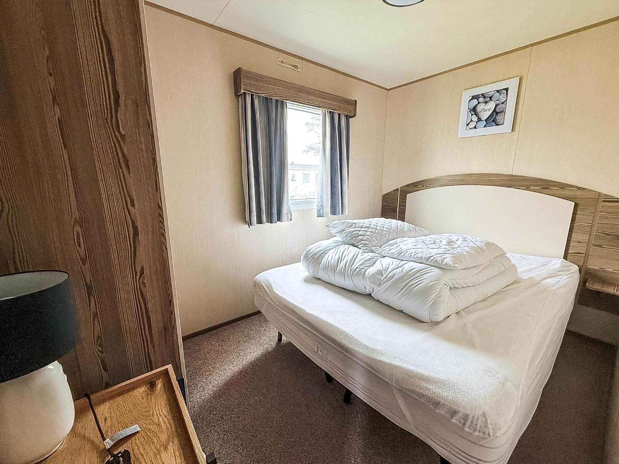 Lovely Caravan With Decking And Free Wifi In Ref 12106b Campsite *