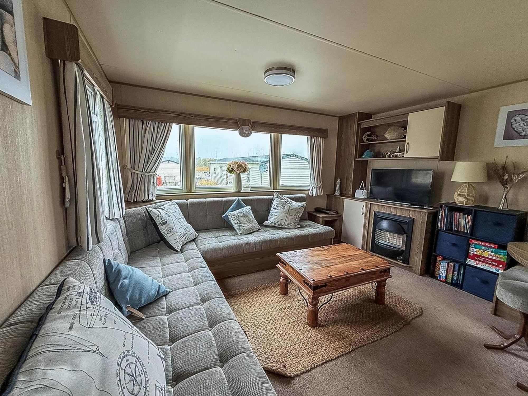 Campsite Lovely Caravan With Decking And Free Wifi In Ref 12106b *