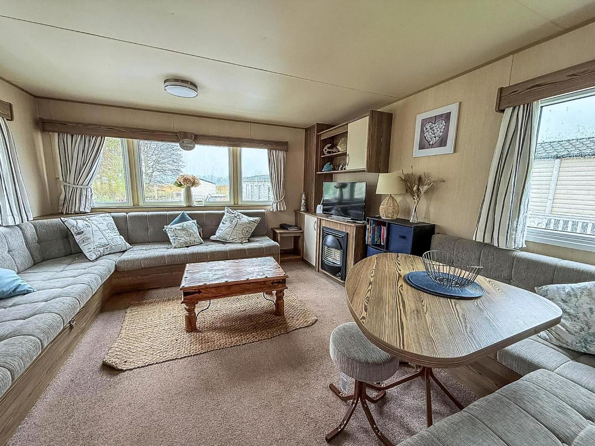 Lovely Caravan With Decking And Free Wifi In Ref 12106b Campsite Lowestoft