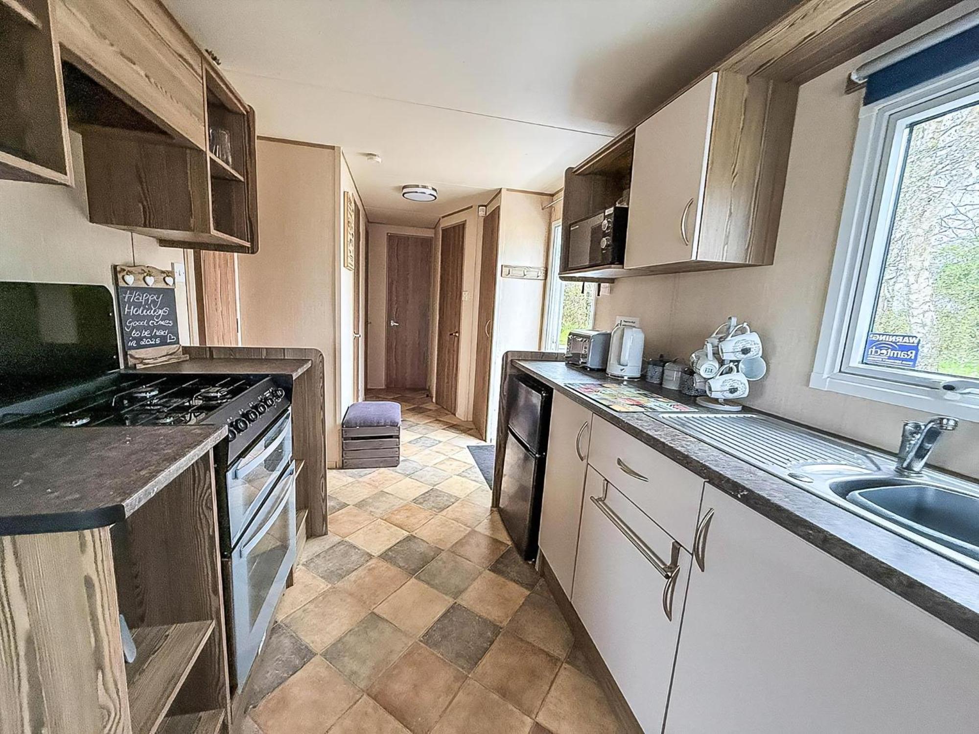 Lovely Caravan With Decking And Free Wifi In Ref 12106b * Lowestoft
