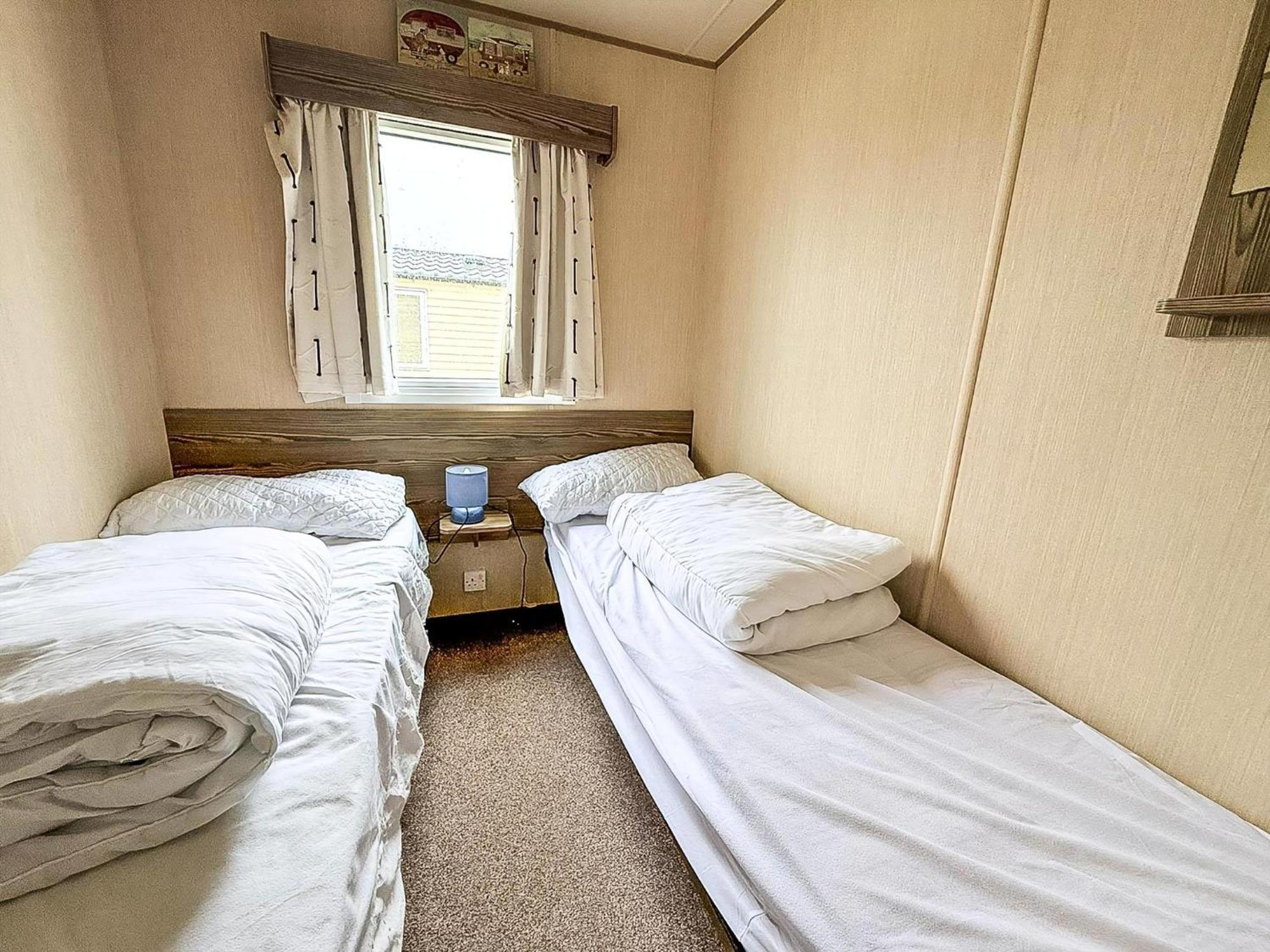 Campsite Lovely Caravan With Decking And Free Wifi In Ref 12106b