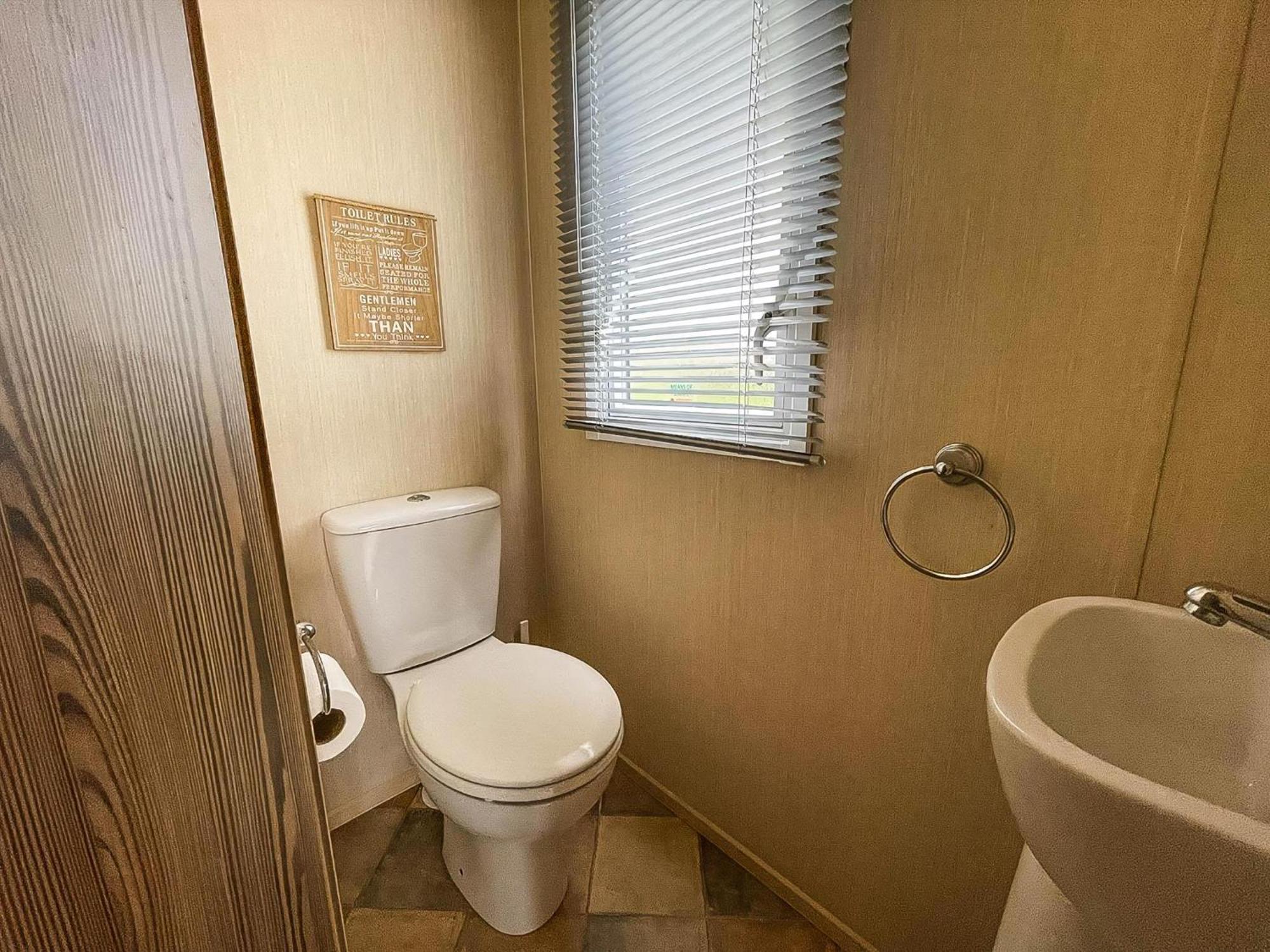 Campsite Lovely Caravan With Decking And Free Wifi In Ref 12106b *
